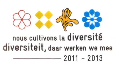 **Texte ALT :** Quatre symboles colorés, incluant une fleur rouge, des losanges jaunes, un motif orange et une fleur bleue, accompagnent du texte sur fond blanc. **Meta Description :** Image avec des symboles colorés et texte bilingue sur la diversité, daté de 2011 à 2013.